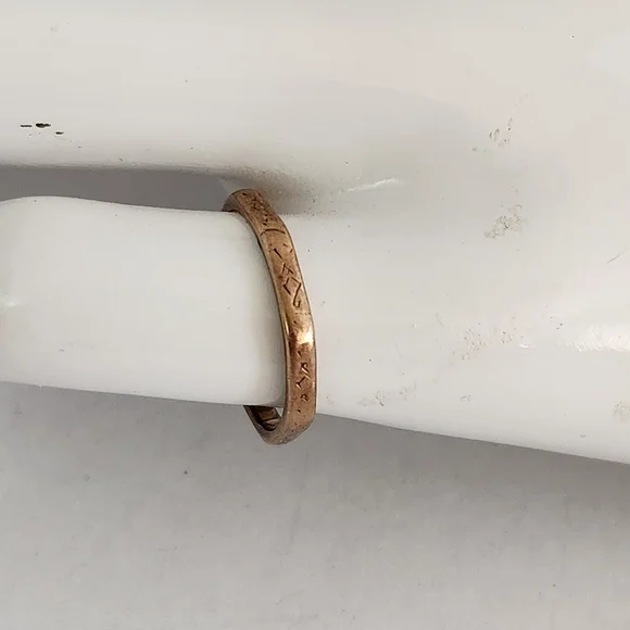 9K Gold Engraved Octogon Slim Band Ring - Picture 1 of 4